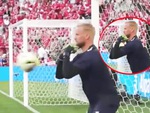 CĐV mê mẩn 'The Danish Catch' của thủ môn Schmeichel ở Euro 2024