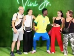 Vinicius giả làm tượng sáp khiến người hâm mộ thót tim