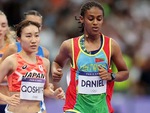 VĐV đang chạy đầu 10.000m nữ Olympic 2024 Daniel bất ngờ bỏ cuộc