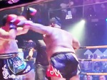 Võ sĩ quyền anh để đối thủ đấm mỏi tay rồi tung đòn knock-out