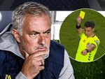 Mourinho bị phạt vì mở laptop 'check VAR' trọng tài ngay trên sân