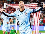 Cristiano Ronaldo nâng kỷ lục ghi bàn lên con số 900