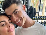 Ronaldo hành động lãng mạn trong sinh nhật bạn gái