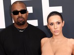 Đỏ mặt với bộ cánh của vợ Kanye West trên thảm đỏ Grammy