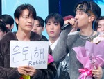 Donghae cầm biển nghỉ hưu mừng bạn thân Eunhyuk thắng game show