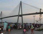 Để lại xe máy, một người nhảy cầu Rạch Miễu chiều 30 Tết