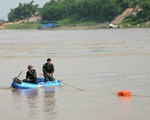 Hà Nội cấm tàu thuyền, trục vớt quả bom dưới chân cầu Long Biên