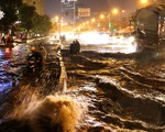 Người Sài Gòn khốn khổ trong đêm mưa ngập nặng nhất mùa