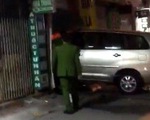 Tài xế say rượu liên tục tăng ga đâm nát cửa nhà dân