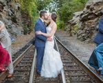 Hai thế hệ tình yêu trong bức ảnh cưới gây sốt mạng xã hội