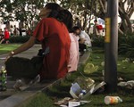 Phố đi bộ Nguyễn Huệ ngập rác đêm Noel