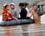 Ngồi phao vượt sông đến trường