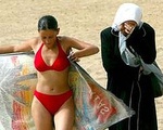 Du khách đến Saudi Arabia tắm biển được phép ăn mặc 