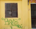 Tường vàng xưa Hội An đang bị graffiti 
