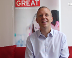 Đại sứ Anh chia sẻ với Tuổi Trẻ Online bằng tiếng Việt