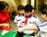 Sao người lớn cứ vứt rác bừa bãi?