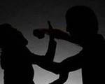 Chui gầm giường chờ bé gái ngủ say rồi giết, hiếp