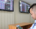 Chứng khoán đỏ sàn, VN Index bám trụ mốc 900 điểm