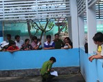 Nữ nhân viên y tế nhảy từ lầu 2 bệnh viện tử vong