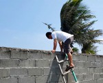 Dự án bít lối, dân leo tường ra biển