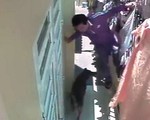 Bắt nghi can trộm cắp rồi ngủ quên tại... lan can nhà dân