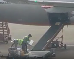 Nhân viên Jetstar Pacific lại ném hành lý của khách ở sân bay Tân Sơn Nhất