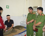 Một chiến sĩ bị thương khi cứu hộ tại hang Cột Cờ