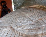 Viết, vẽ bậy lên di tích: Cần phạt nặng!