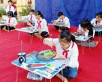 Học sinh vẽ tranh trên đá gây quỹ giúp bạn