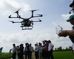 Trình diễn thiết bị bay phun thuốc bảo vệ thực vật tại Đồng Tháp