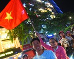 Tuyển Việt Nam thắng, cháu chở ngoại đi 