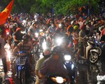 Tuyển Việt Nam thắng, cháu chở ngoại đi 