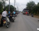 Hàng chục hộ dân chặn xe chở bình ăcquy cũ để phản đối nhà máy