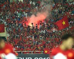 CĐV Myanmar lo CĐV Việt Nam đốt pháo sáng