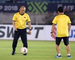 HLV Park Hang Seo đùa với bóng trong buổi tập trước trận gặp Myanmar