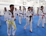 Khi bác sĩ, dân kinh doanh tập taekwondo