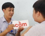 Thầy giáo “như mẹ hiền” của trẻ khuyết tật