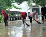 Thầy cô tạm quên 20-11 để quét dọn bùn đất trường lớp sau lũ