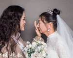 Cô gái giả làm chú rể chụp ảnh cưới với mẹ già đơn thân