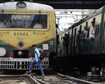 Lo thất nghiệp, 4 thanh niên Ấn Độ lao đầu vào xe lửa tự tử