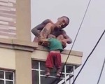 Người đàn ông dùng ma túy trước khi ném con xuống đất