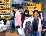 Người Sài Gòn 'phấn khích' trong mùa Black Friday giảm đến 90% đầu tiên