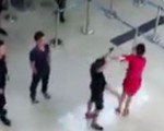 Bị từ chối chụp hình chung, nhóm hành khách đánh nữ nhân viên hàng không