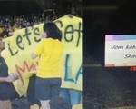 CĐV Malaysia cầu hôn bạn gái trên khán đài Bukit Jalil
