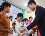 Trao thưởng 'Tiếp sức con nhà nông đến trường' tại Nghệ An
