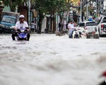 Nhiều đường TP.HCM ngập nặng từ đêm đến trưa