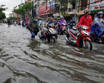 Cận cảnh cuộc sống người dân TP.HCM sau 2 ngày dầm mình chịu ngập