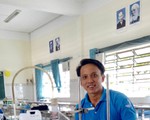 Thầy giáo cho học sinh vừa làm thí nghiệm vừa đàn hát