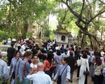 Người dân đến chùa Từ Hiếu chờ gặp thiền sư Thích Nhất Hạnh