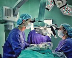 Cứu nữ bệnh nhân bị lóc gần hết da đầu do tóc cuốn vào máy